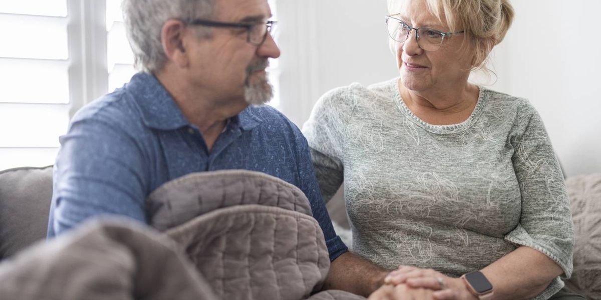 Cuidar a una pareja que tiene cáncer de próstata puede ser más difícil que lo que nos gustaría admitir