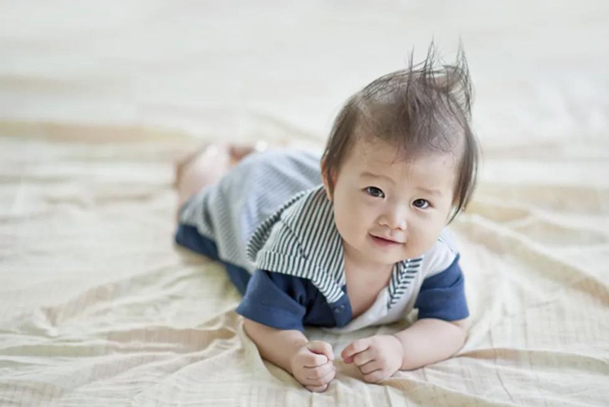 baby doing tummy time