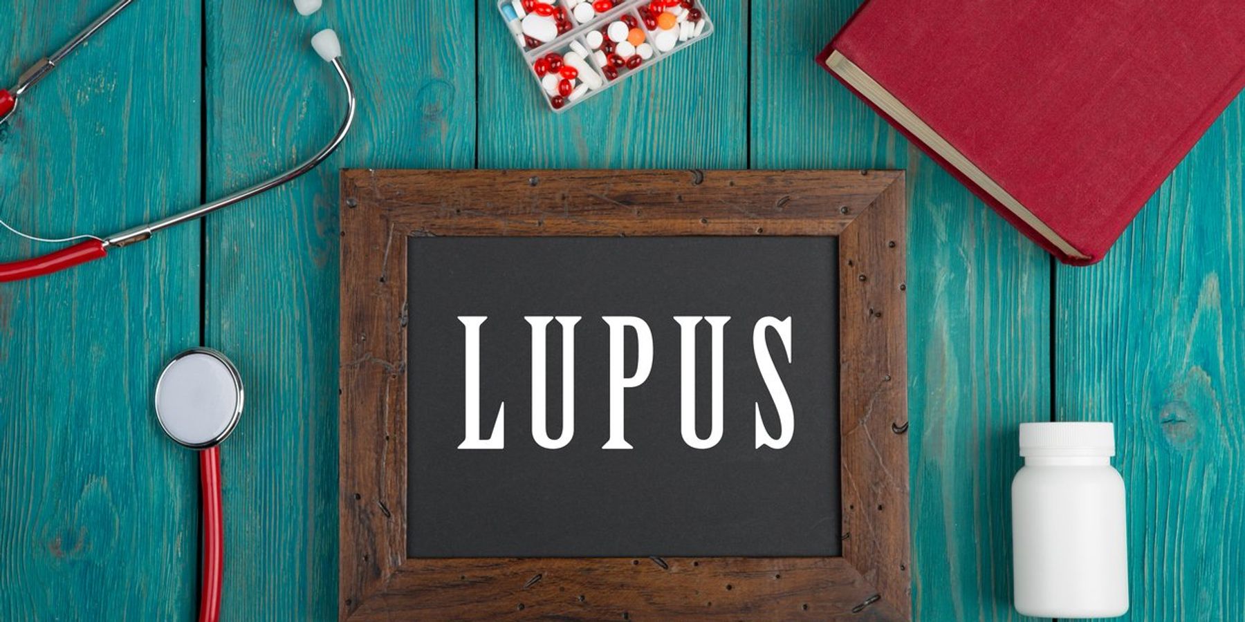 Blackboard with text "Lupus"