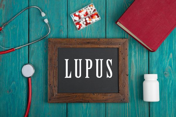Blackboard with text "Lupus"
