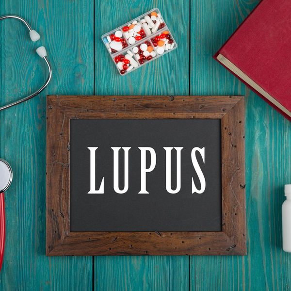 Blackboard with text "Lupus"