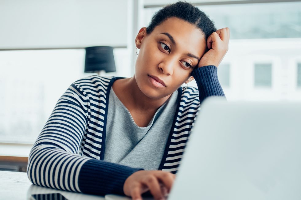 businesswoman with Chronic Fatigue Syndrome working on laptop