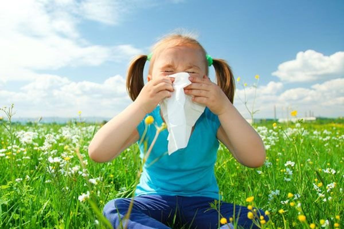 child sneezing from seasonal allergies