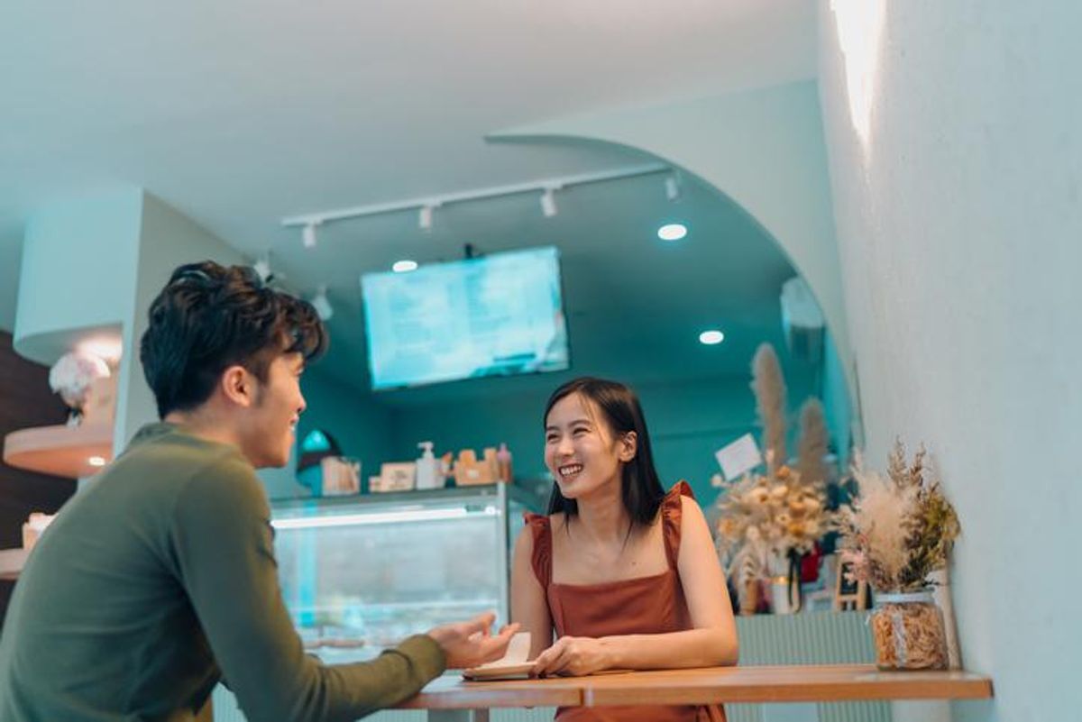 couple dating in a cafe over gelato