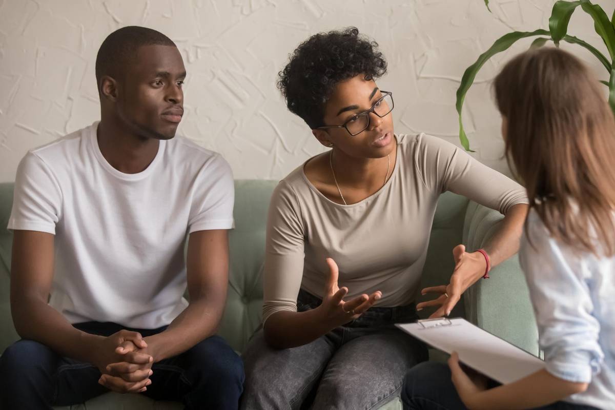 couple talking to a sex therapise