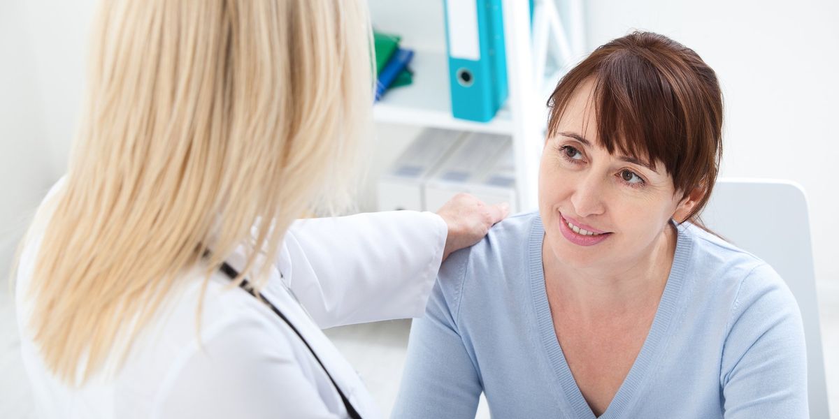 Female patient with Sjögren’s disease being reassured by doctor in hospital.