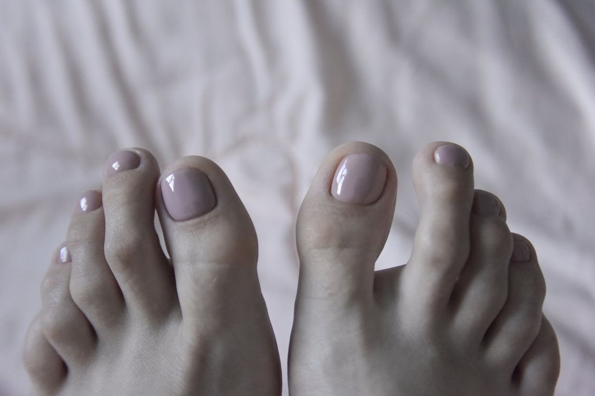 https://www.healthywomen.org/media-library/female-toes-with-fresh-pedicure.jpg?id=36416619&width=1200&height=800&quality=85&coordinates=0%2C0%2C0%2C1