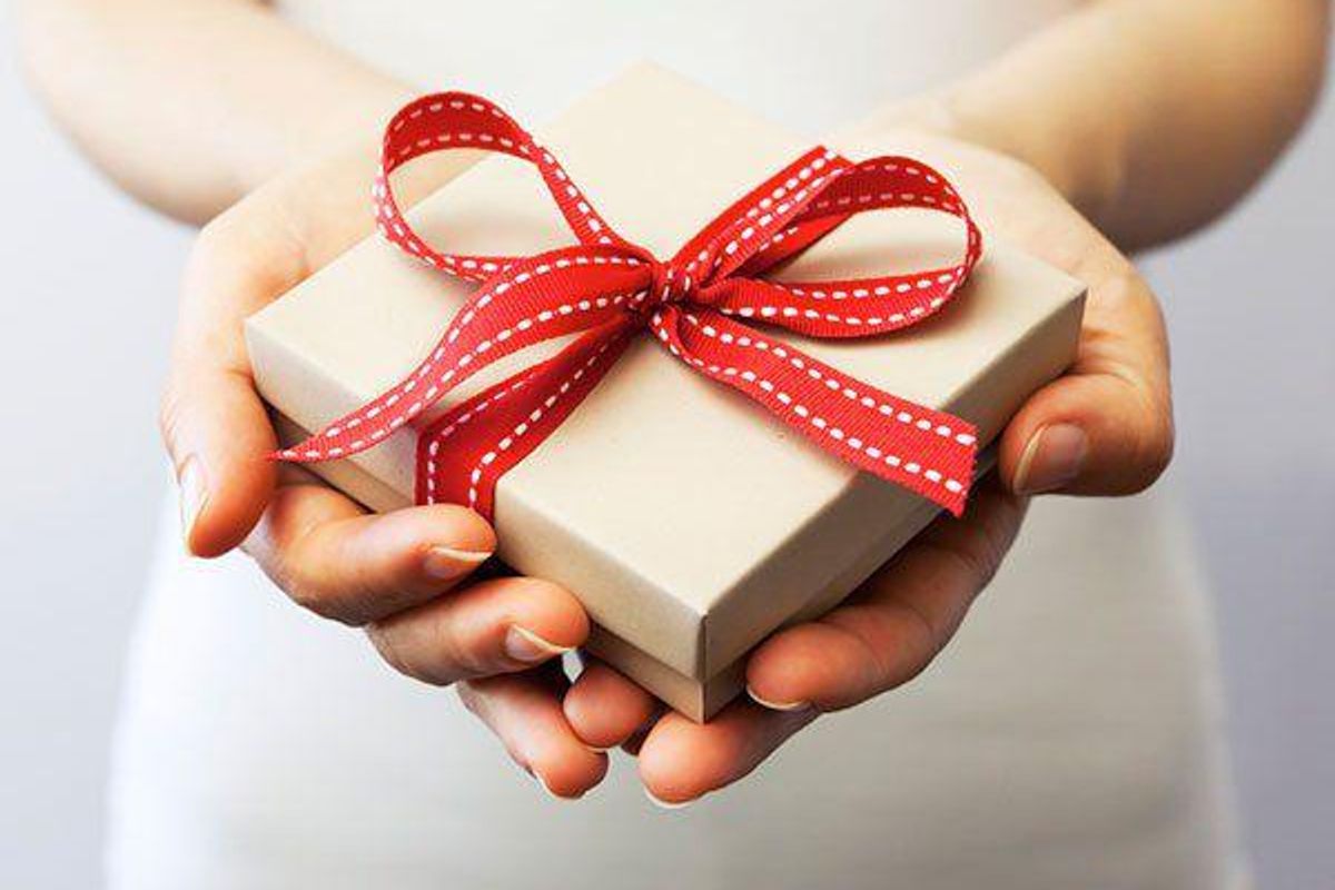 hands holding a gift