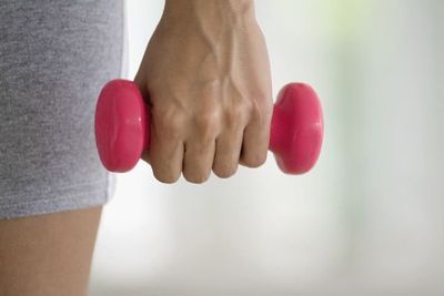 woman lifting hand weights