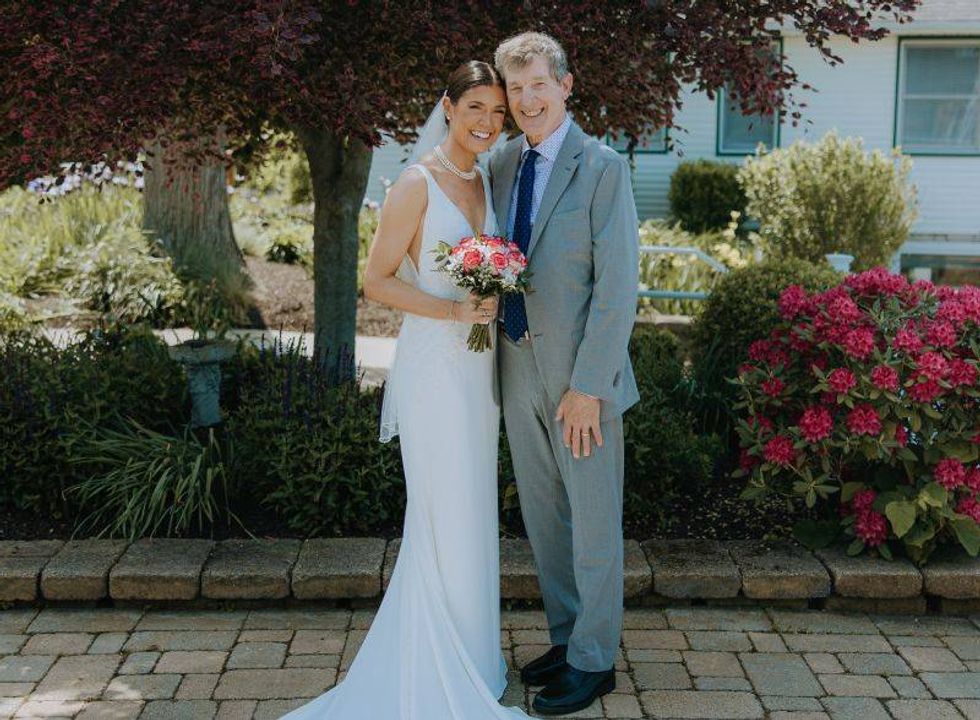 Leah y su padre en su matrimonio, junio de 2025. (Foto/Aisley Herndon