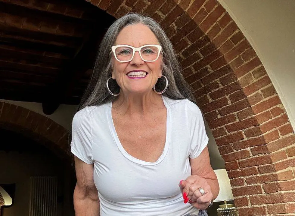 linda wearing purple lipstick