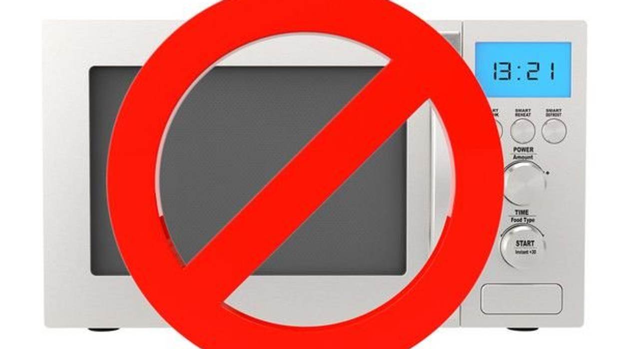 14 Things You Should NEVER Microwave