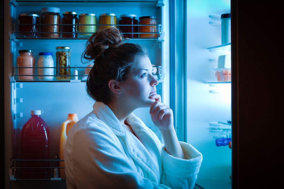 night-eating-syndrome-is-a-real-thing-healthywomen