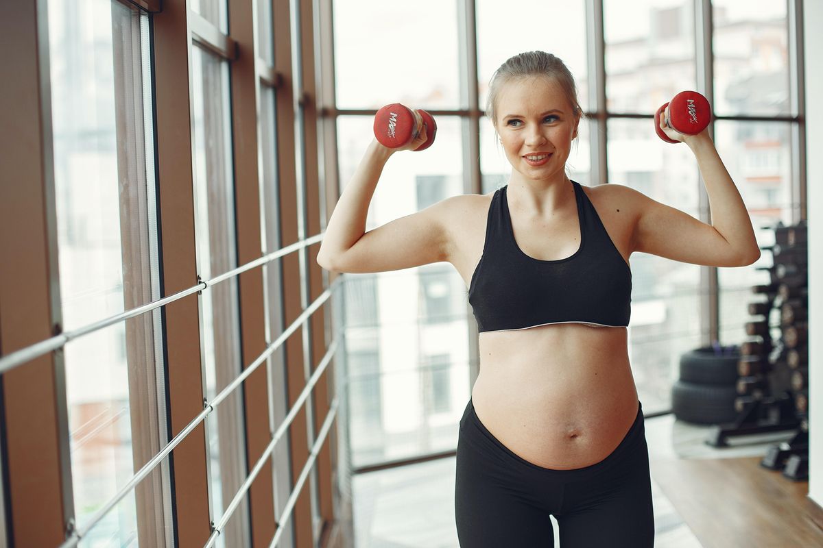 pregnant woman lifting weights
