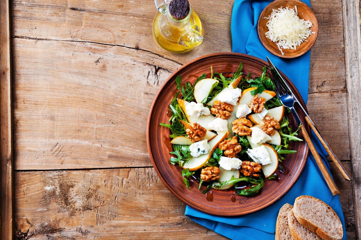 Salad bowl with gorgonzola, arugula, walnuts and pear