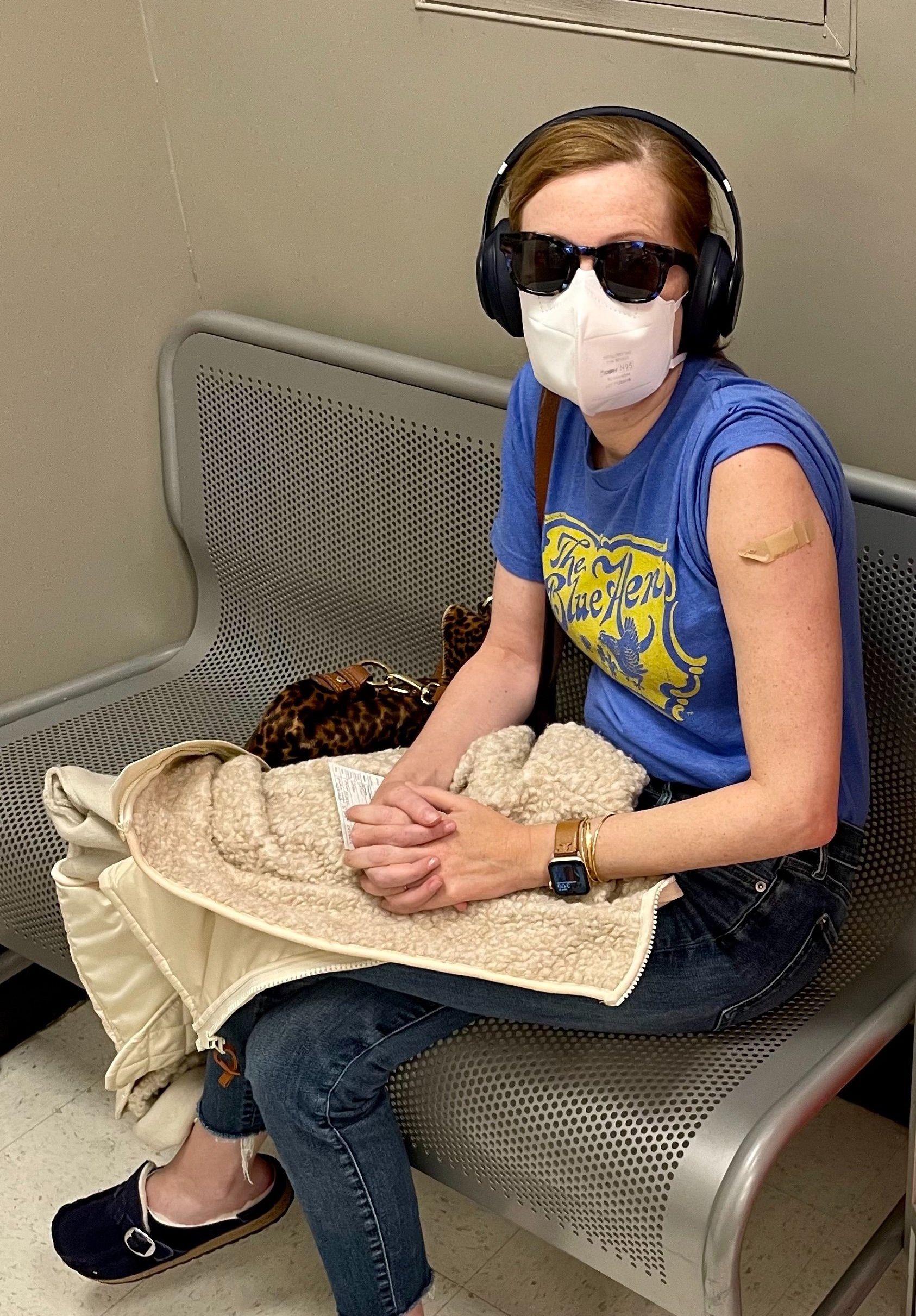 Sam, recibiendo un refuerzo contra la Covid-19, octubre de 2022