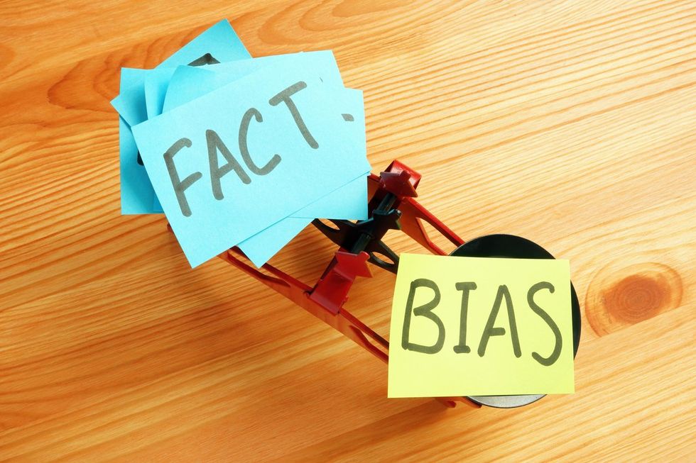 Skala dengan kata-kata dan fakta yang bias