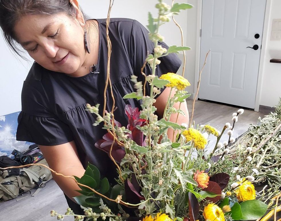 Shayai making a floral design(Photo/Amanda Kinsey)