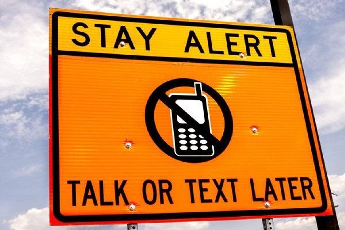 sign warning against texting and driving