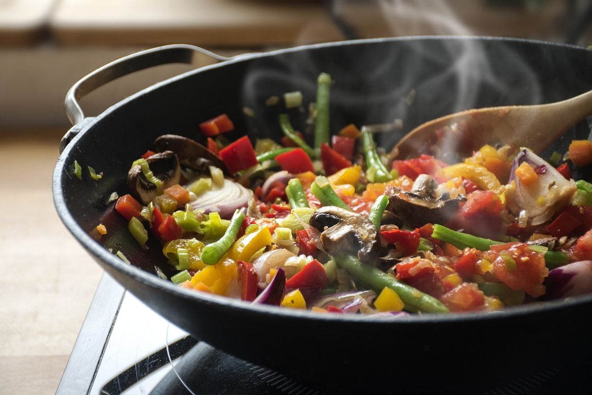 steaming mixed vegetables in the wok