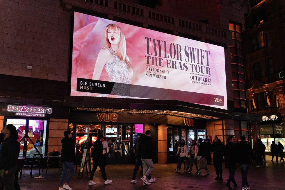 "Taylor Swift: Tur untuk Segala Zaman" poster film konser,