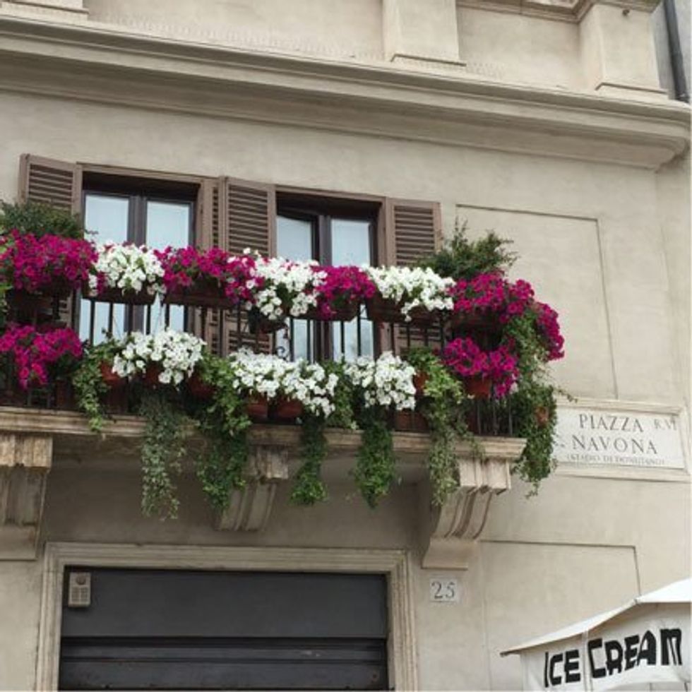 The flowers in Piazza Navona are so beautiful.