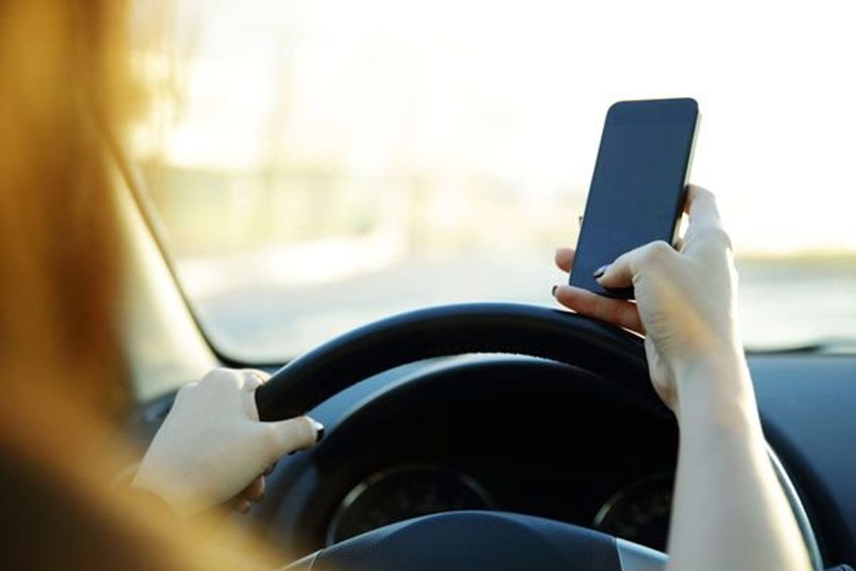 woman driving while texting