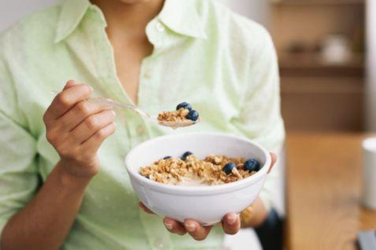 woman eating fiber cereal