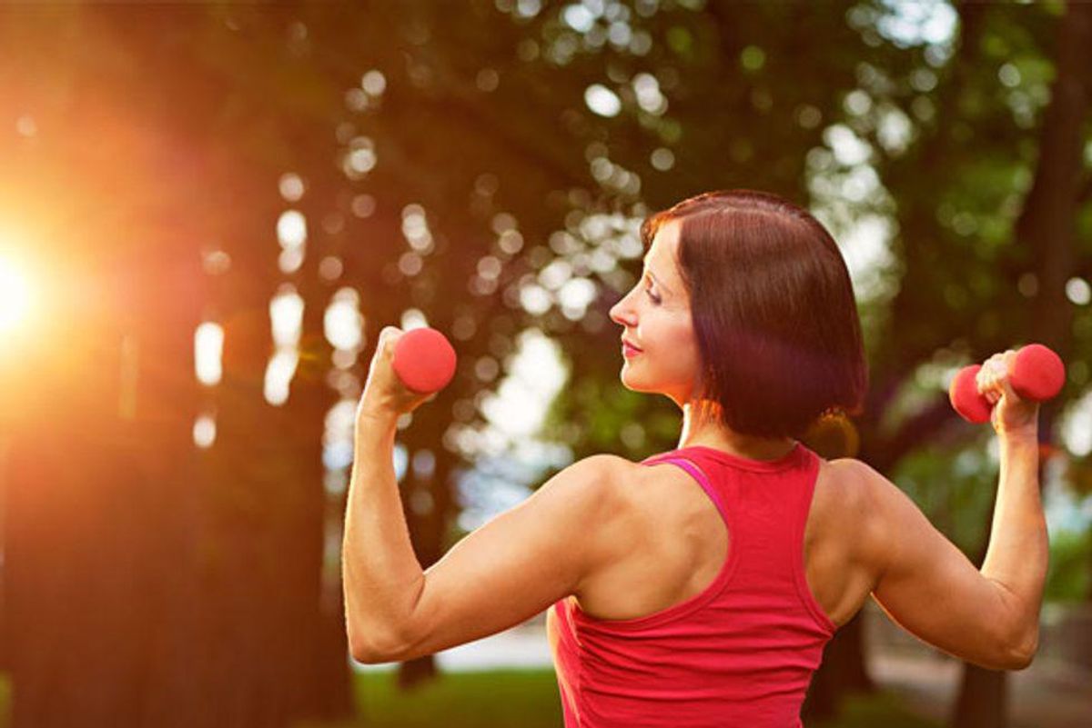 woman lifting weigts