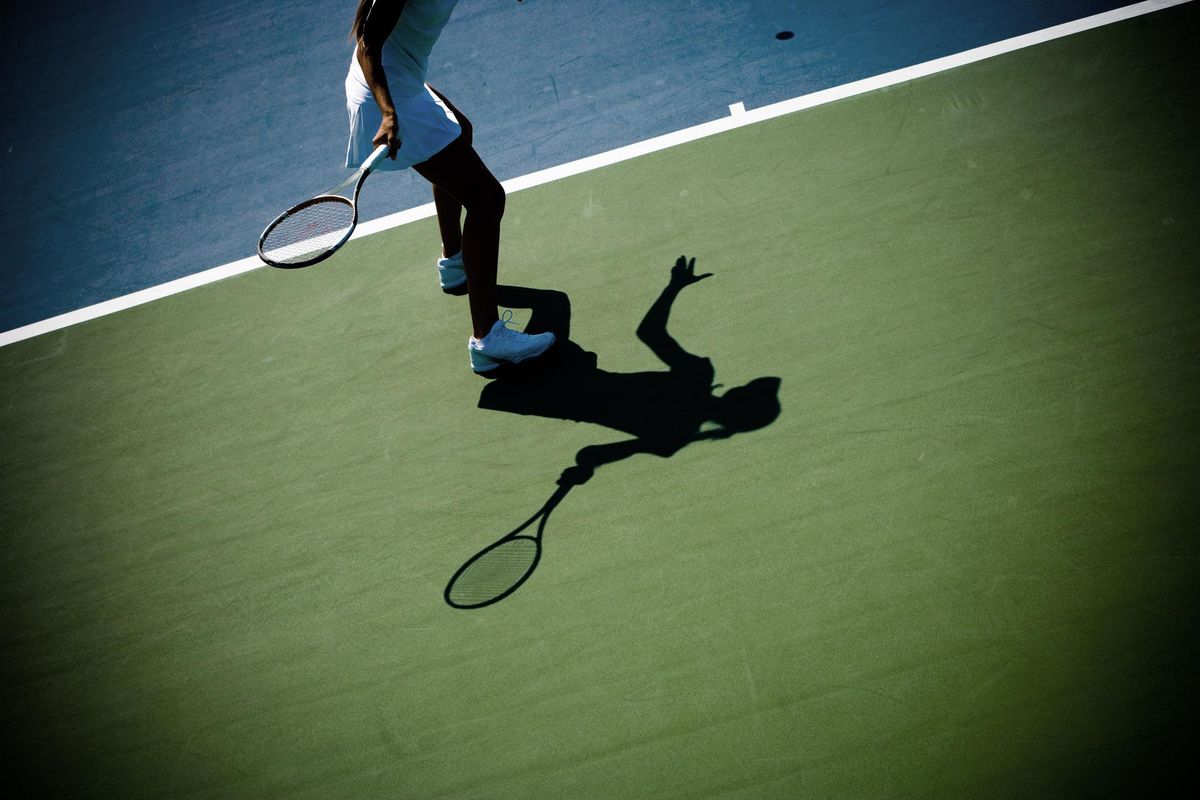 woman playing tennis