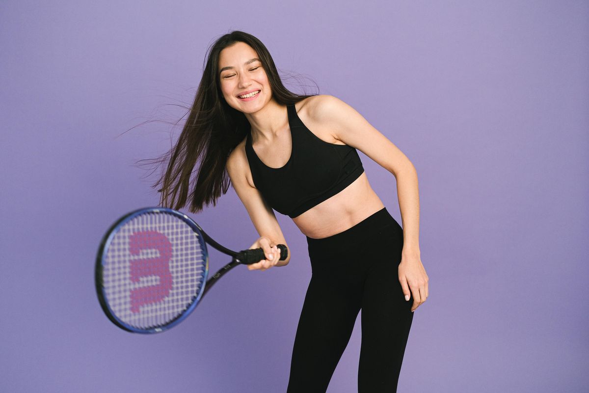 woman playing tennis