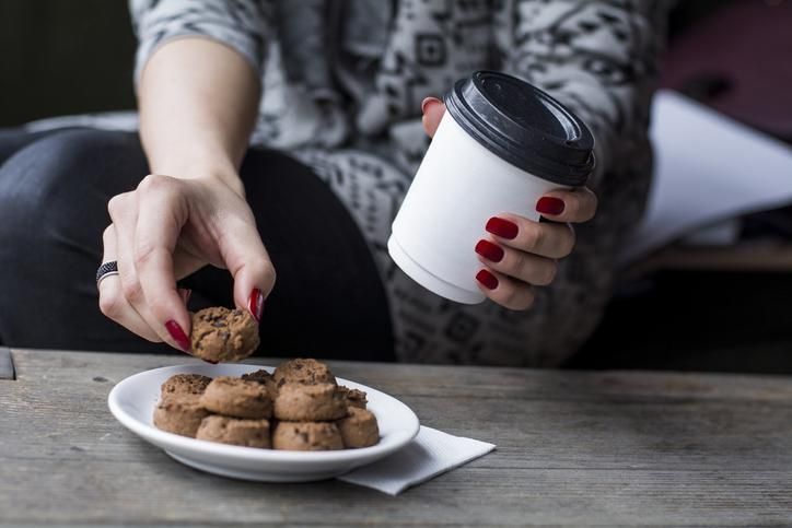 Seorang wanita memilih kue coklat