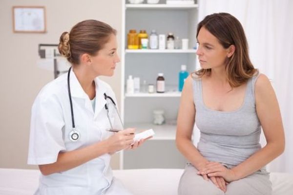 woman speaking with her doctor about Nonsteroidal anti-inflammatory drugs (NSAIDs)