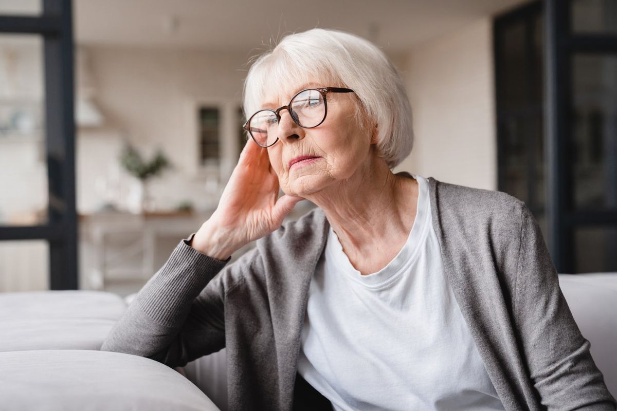 woman suffering from Alzheimer's symptoms
