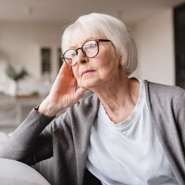 woman suffering from Alzheimer's symptoms