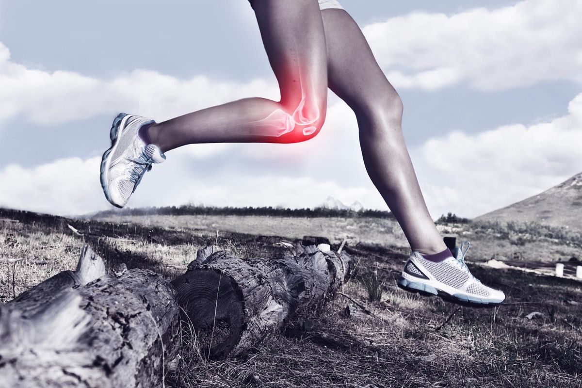 woman trail running with knee pain