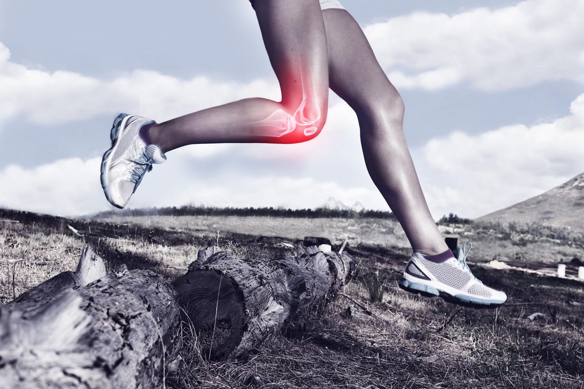 woman trail running with knee pain