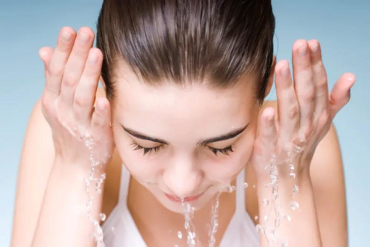 https://www.healthywomen.org/media-library/woman-washing-her-face.jpg?id=26843386&width=1200&height=800&quality=85&coordinates=0%2C2%2C0%2C0