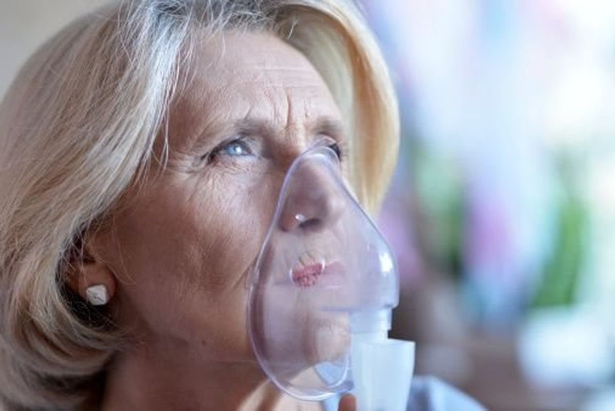 woman wearing an oxygen mask to help with copd